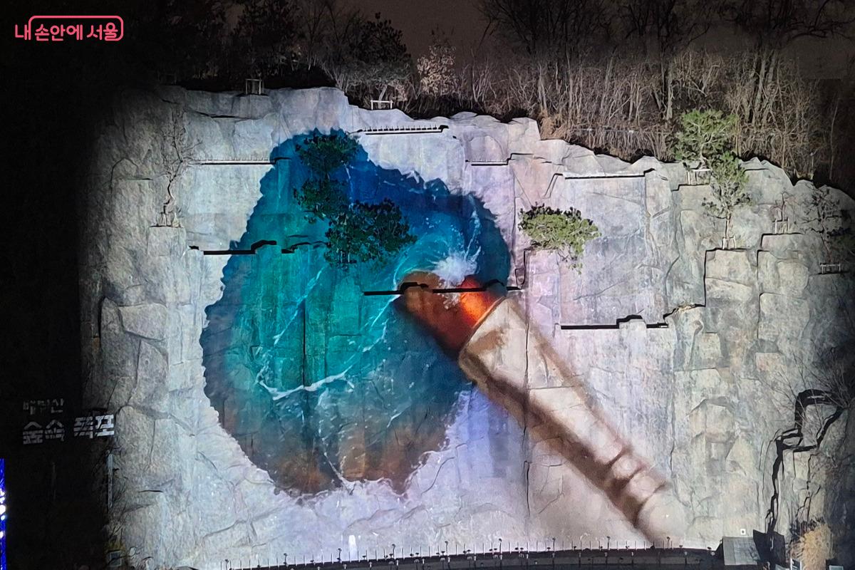붓을 들고 실제 그림 그리듯이 표현한 장면이 생동감 있다. &copy;조현정