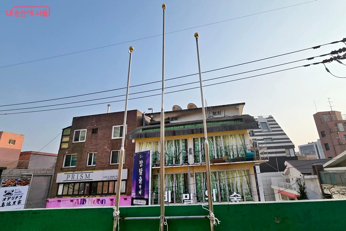 국기게양대가 남아 있어 과거의 흔적을 떠올리게 한다. &copy;김윤경