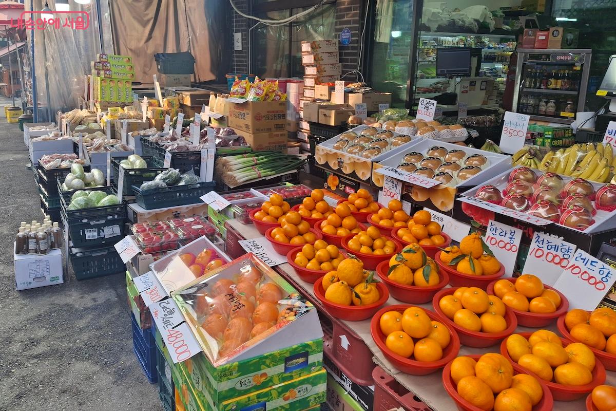 다양한 과일이 진열되어 있는 전통시장 마트 입구 ⓒ이서현