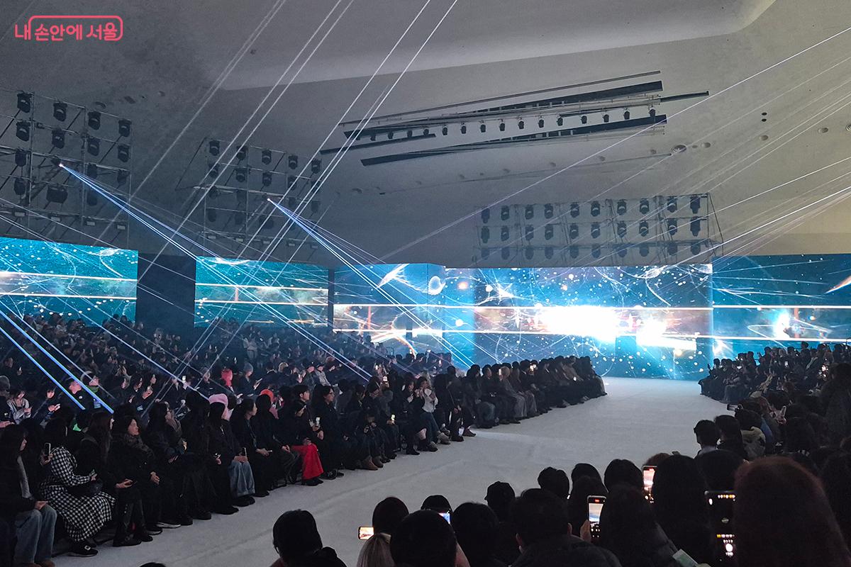 개막식 당일 DDP 아트홀 1관에서 열린 오프닝을 장식한 브랜드 &lsquo;뮌(M&Uuml;NN)&rsquo;의 런웨이 무대 &copy;이혜숙