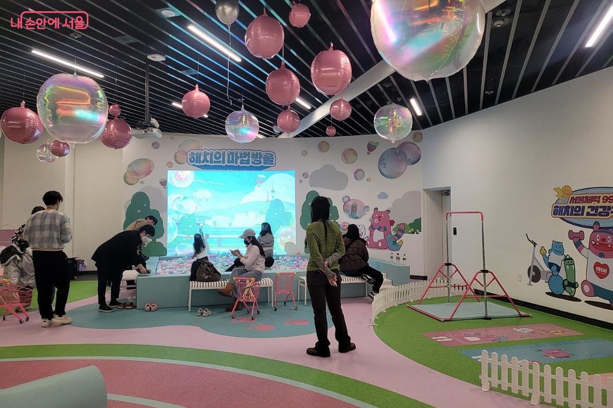 키즈라운지에서 아이들이 즐거운 시간을 보내고 있다. ⓒ박미선