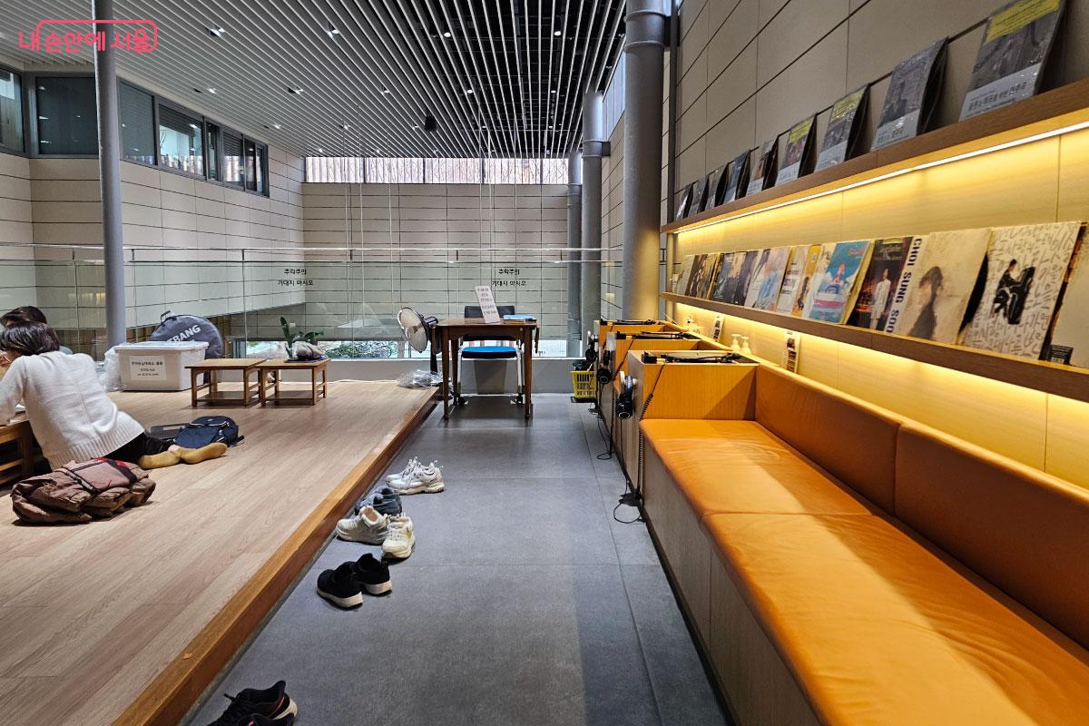 LP음악을 감상할 수 있는 '공중평상'. 평상처럼 앉을 수 있는 좌식 공간과 소파 공간이 보인다. ©홍혜수