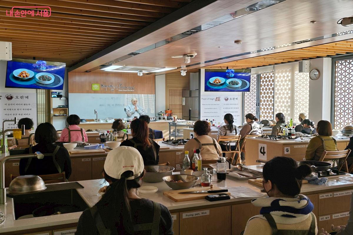 잠시 요리를 멈추고 명상에 들어간 참가자들 @강사랑