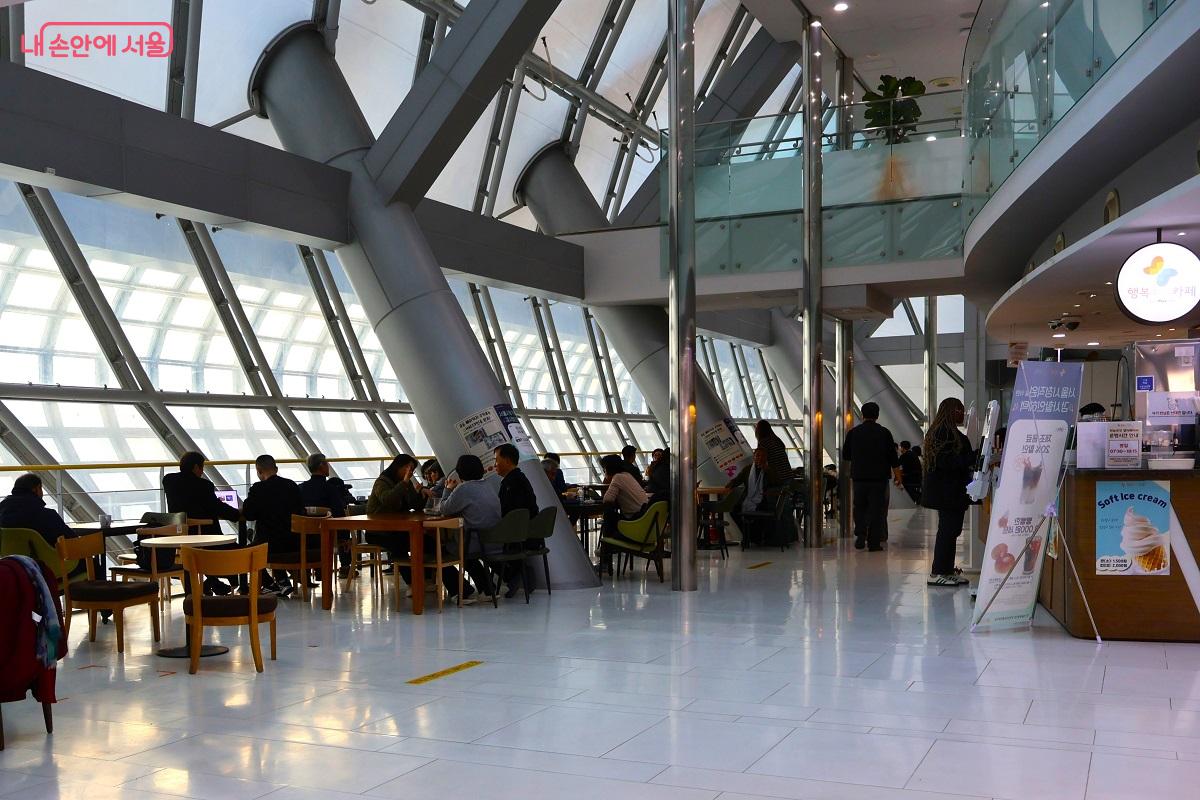 전시를 관람하고 자주 찾는 9층 하늘광장 카페에서 잠시 머물렀다. 서울광장과 덕수궁이 한눈에 내려다 보이는 뷰가 일품이다. &copy;이봉덕  