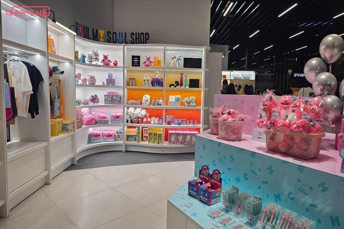 서울을 주제로 제작된 다양한 상품을 만나볼 수 있는 &lsquo;서울마이소울샵&rsquo; &copy;최동열