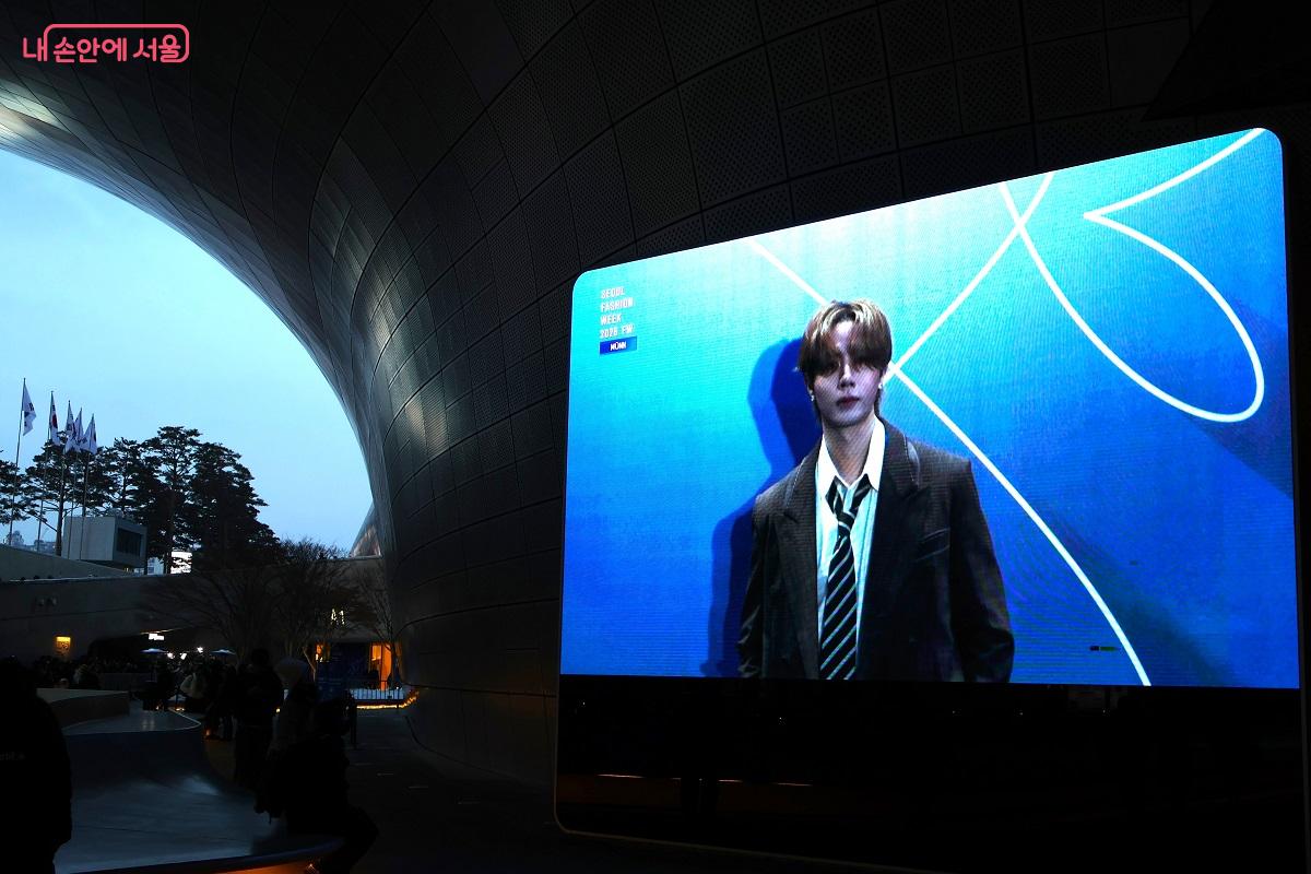 DDP 어울림광장, 서울시는 현장 관람이 어려운 시민들을 위해 온&middot;오프라인 생중계를 마련했다. &copy;이봉덕