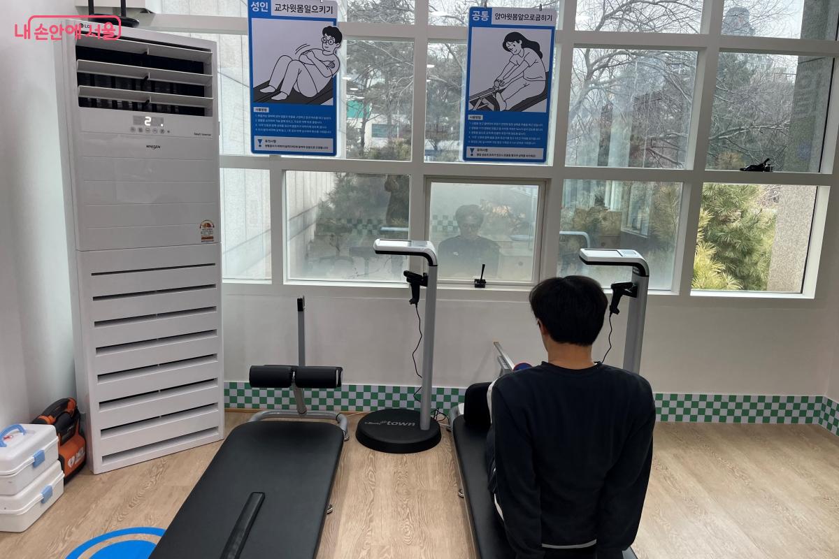 유연성(앉아 윗몸 앞으로 굽히기) 측정을 하고 있는 시민 &copy;김연희