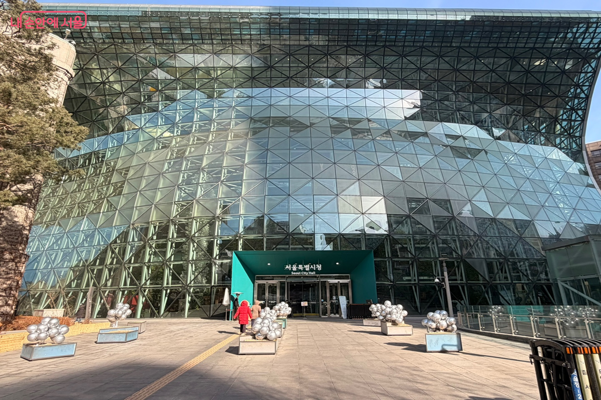 서울의 행정 중심 서울시청, 그 안에는 시민을 위한 공간 '내 친구 서울 서울갤러리'가 있다. &copy;권혜원