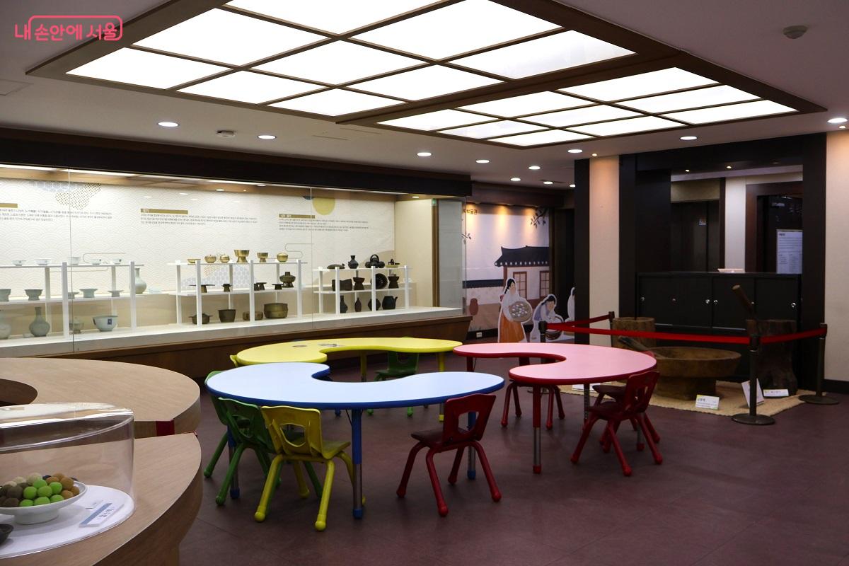 3층 체험관에서는 고조리서의 식재료와 조리법을 바탕으로 우리 음식의 면모를 볼 수 있다. &copy;이봉덕