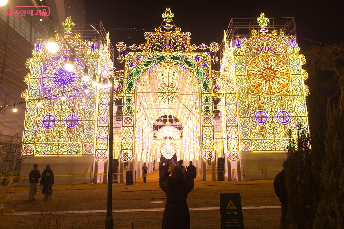 압도적인 크기와 아름다움으로 이번 루미나리에 축제의 핵심 명소라고 할 수 있다