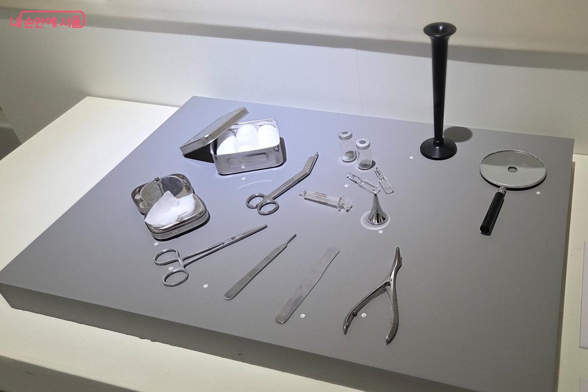 왕진 가방에는 응급상황에 대처할 수 있는 의료기기가 들어 있다. ⓒ김미선