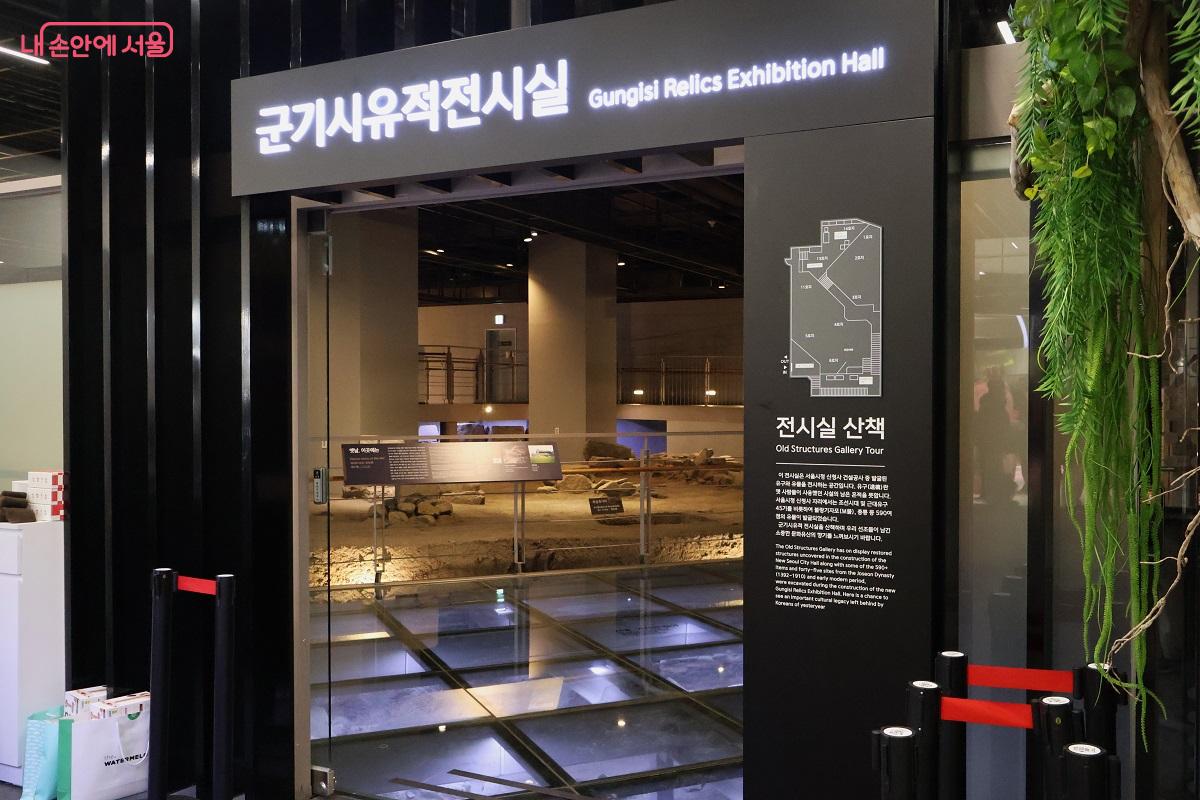 군기시유적전시실, 서울시청 신청사 공사 중 발굴된 군기시 건물지와 불랑기자포 등 유물을 전시하는 공간 &copy;이봉덕  