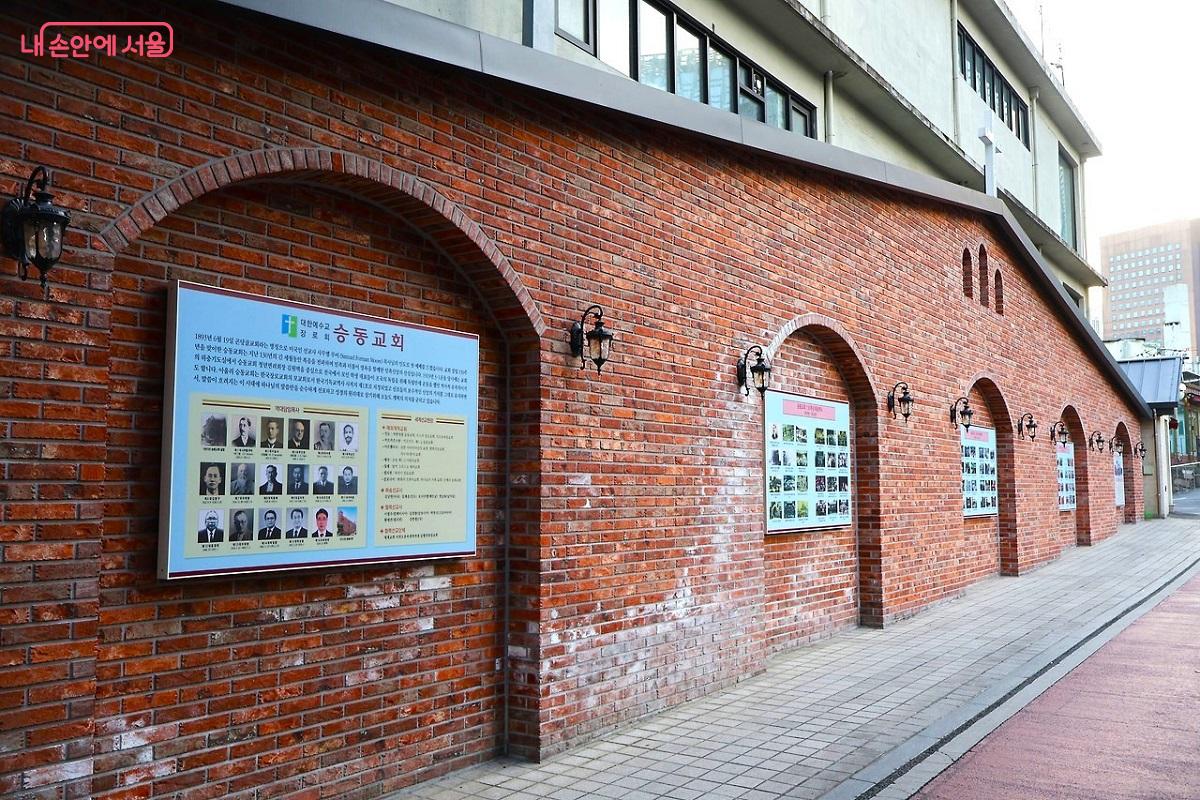 승동교회 외벽 전시. 인사동에 위치한 승동교회의 역사를 담은 기록물들로 백정부터 학생 대표까지, 신분과 세대를 초월해 민족의 미래를 설계했던 현장의 열기가 고스란히 담겨 있다. ©김대진