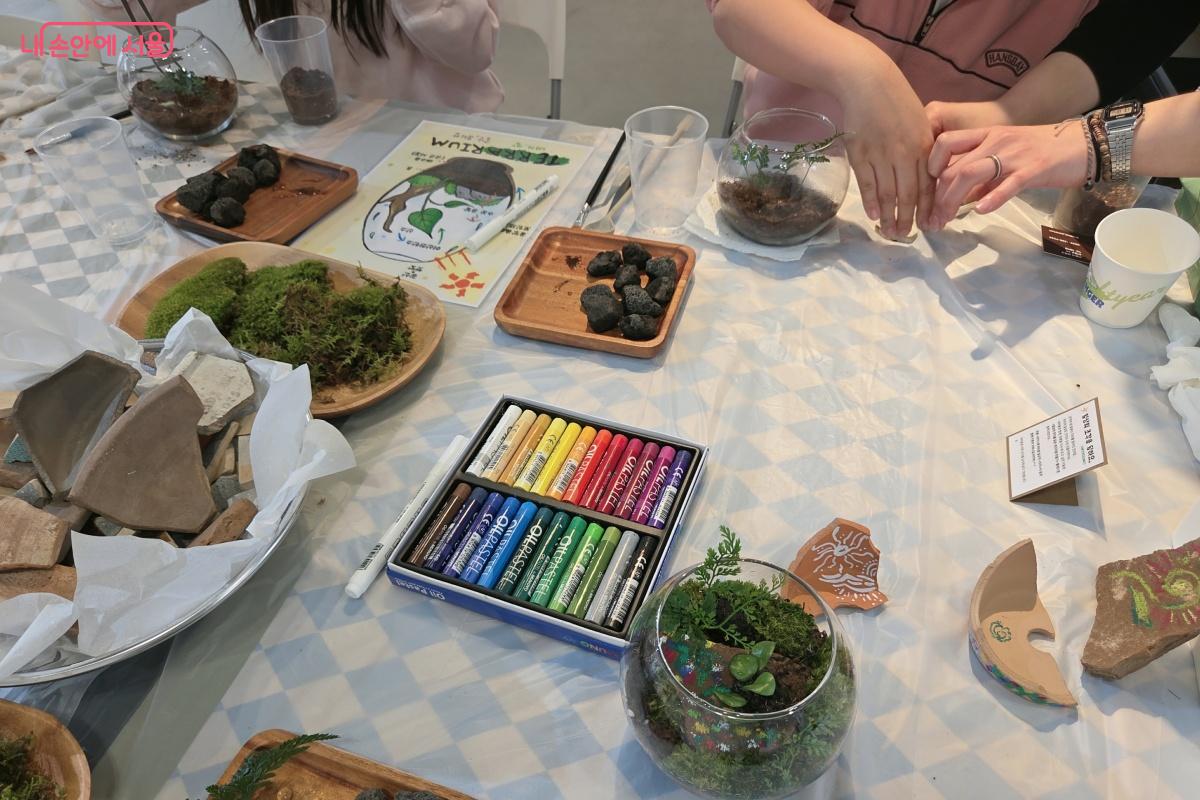 &lsquo;길마르뜨 in 공업사&rsquo; 내 팝업스토어에 참여한 가게에서 원데이 클래스를 진행하기도 한다. &copy;김미선