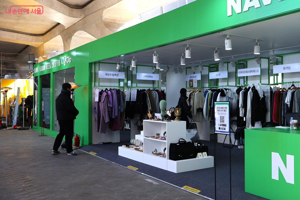 어울림광장에 런웨이 참여 브랜드의 제품을 판매하고 있는 팝업 부스가 마련됐다. &copy;이봉덕