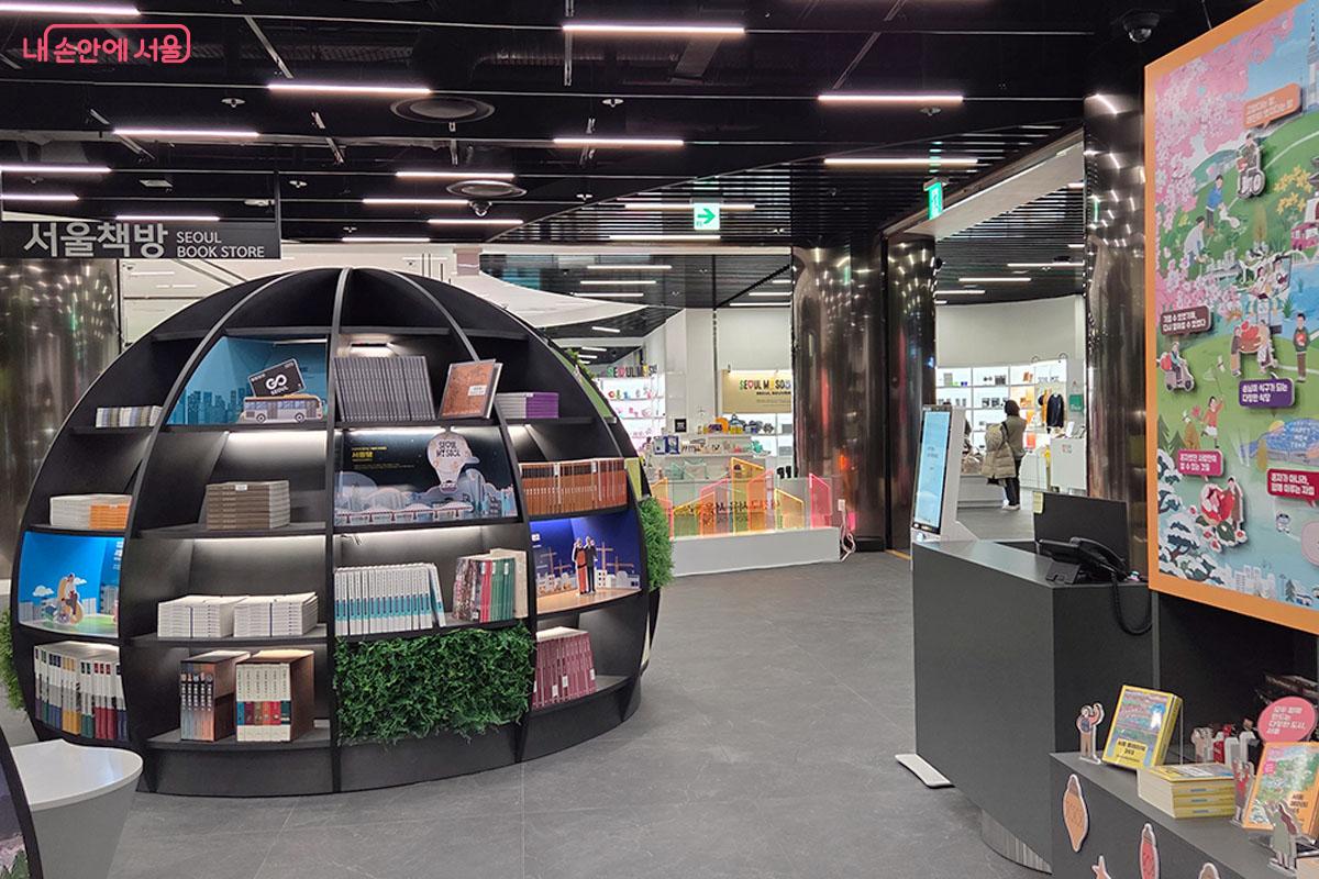 서울책방에는 서울시에서 발간한 서적과 자료가 비치되어 있다. &copy;이다현