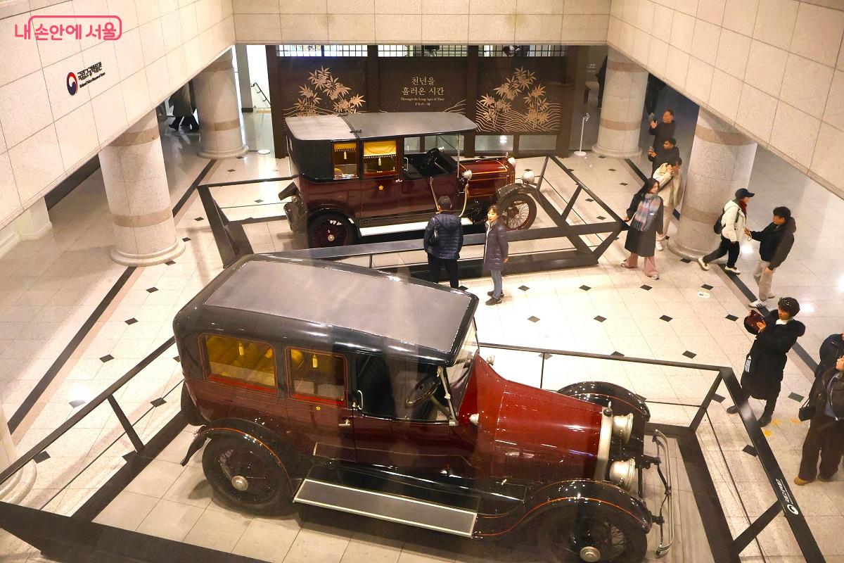 순종황제가 탔던 어차와 순정효황후의 어차가 전시됐다. &copy;김대진  