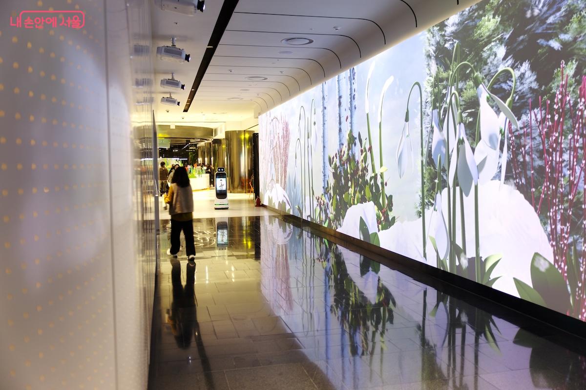 내친구서울1, 2관 주변에는 대형 미디어아트가 상영되고 있다