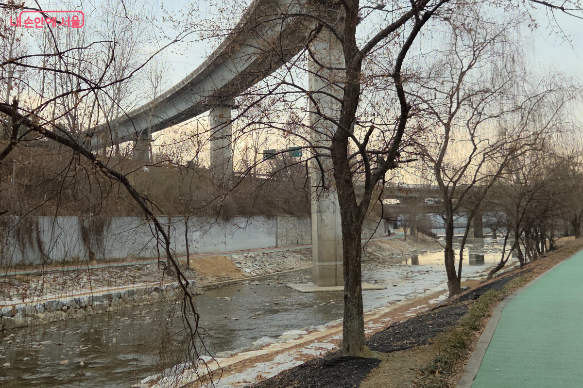 서울형 수변감성도시 미션은 수변활력거점 18개소 중 한 곳을 방문하면 500 포인트가 지급된다. &copy;이은정