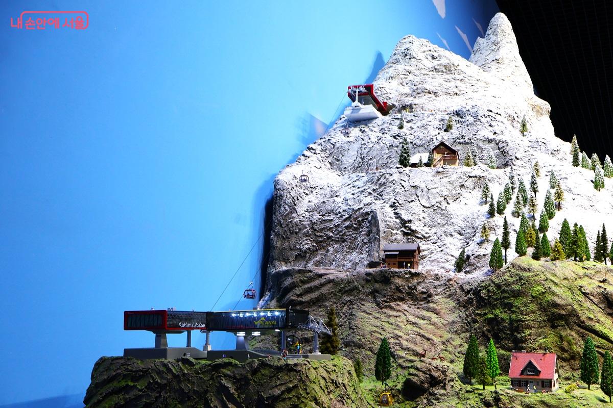   돌로미터 산맥: 이탈리아 북동부 알프스 산맥에 자리한 세계적 산악지대로 해발 2,500m를 오르내리는 케이블카로 유명하다. &copy;김대진  