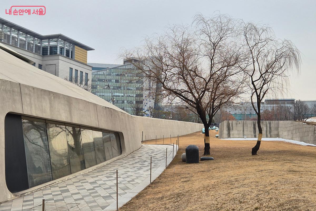 &lsquo;2026 F/W 서울패션위크&rsquo; 행사에서 세계로 뻗어나가는 K-패션의 '자신감'을  피부로 느낄 수 있었다. &copy;이혜숙