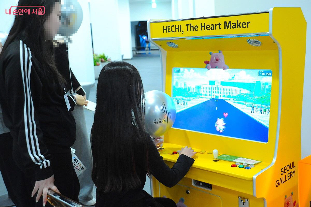 시민들의 걱정과 슬픔을 먹는 &lsquo;해치 아케이드 게임&rsquo; &copy;조수봉