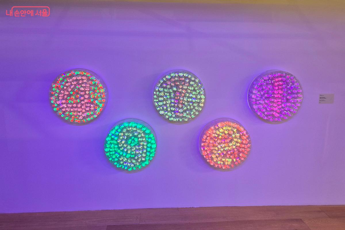 흰색 셔츠나 운동화 등 형광 아이템을 착용하고 스스로 작품이 되어보는 감상법도 또다른 즐거움을 선사한다. &copy;백승훈