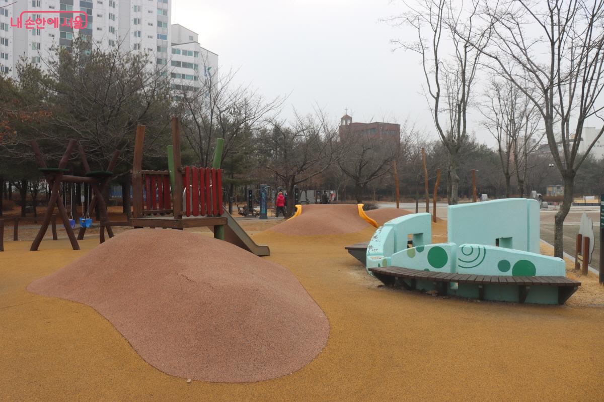 중구 신당동과 성동구 금호동 사이에 자리하고 있는 대현산배수지공원 &copy;조수연