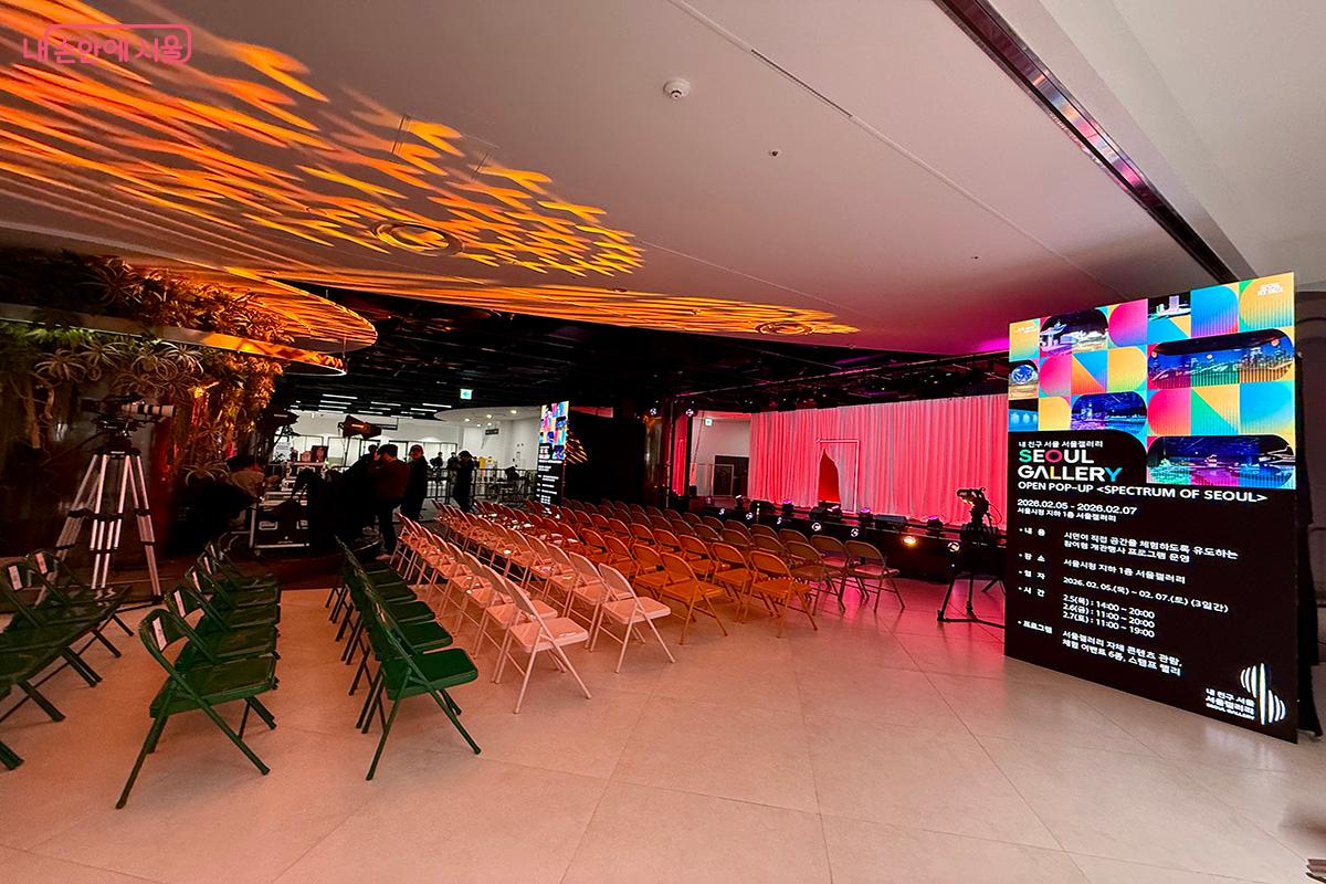 소규모 공연과 행사가 열리는 공연장. 개관 기념 팝업 행사로 미니콘서트와 강연이 마련되었다. &copy;김미정