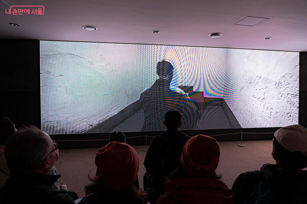 서대문형무소 영상을 관람하는 방문객들 &copy;김지연