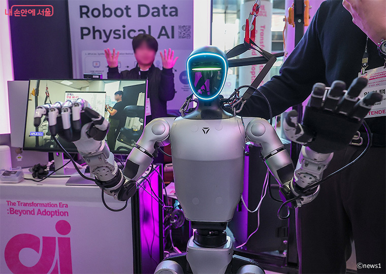 지난 1월 30일 코엑스에서 열린 AI SEOUL 2026 행사에서 AI 기반 로봇을 시연하고 있다.