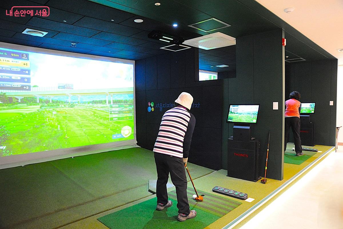 ‘스크린 파크골프’를 즐기는 시민들 ©조수봉