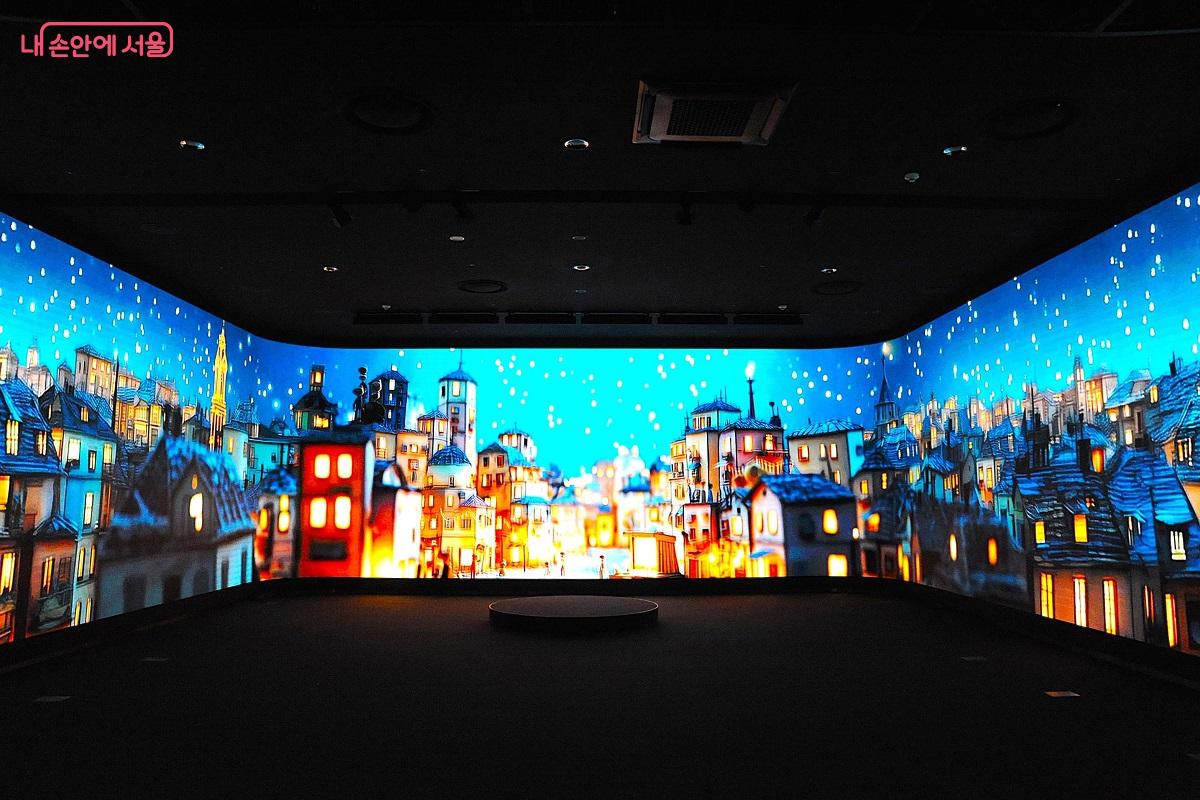 브리핑룸에서 미디어아트 공모전 수상작인 전승일 작가의 <도시의 향연> 등이 상영 중이다. &copy;조수봉