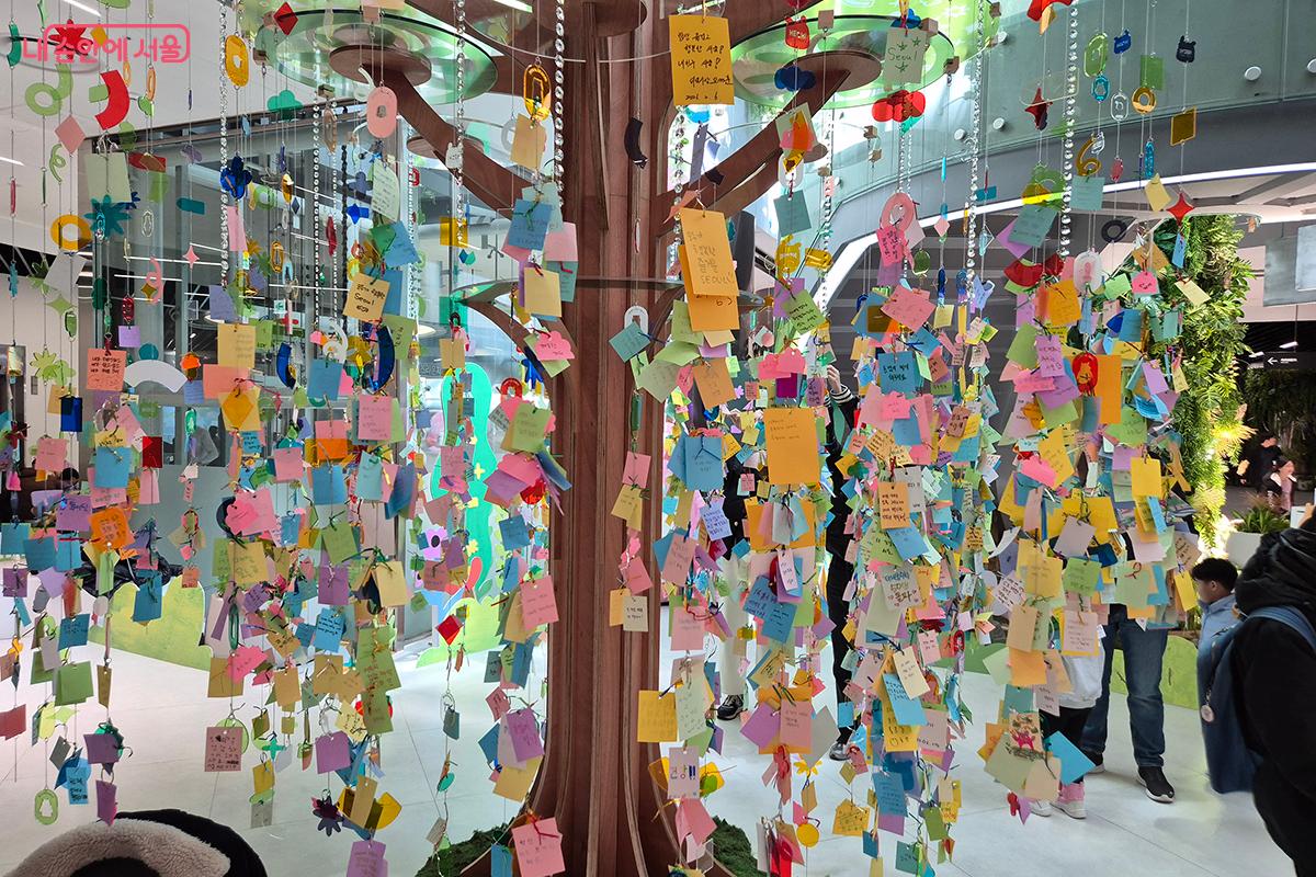 시민들이 정성스레 적어 내려간 새해 소망들로 가득한 &lsquo;소망나무&rsquo; &copy;이혜숙