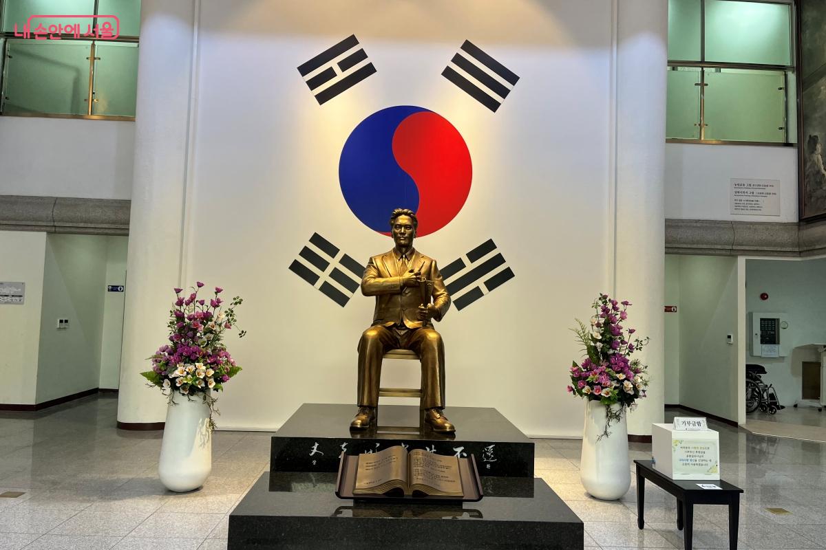 관람객을 맞이하는 매헌윤봉길의사기념관 중앙의 윤봉길 의사 좌상 &copy;김연희