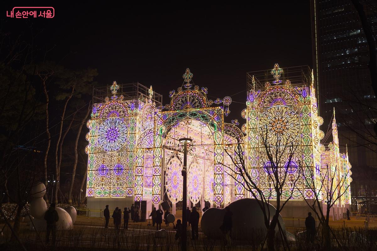 가족, 친구, 연인과 함께 멋진 인증샷을 남기러 서초구 석촌호수로 떠나보자