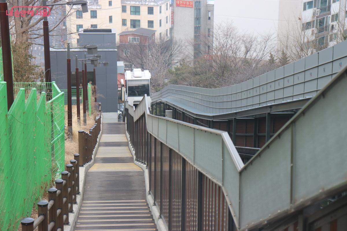 모노레일과 수많은 계단 &copy;조수연