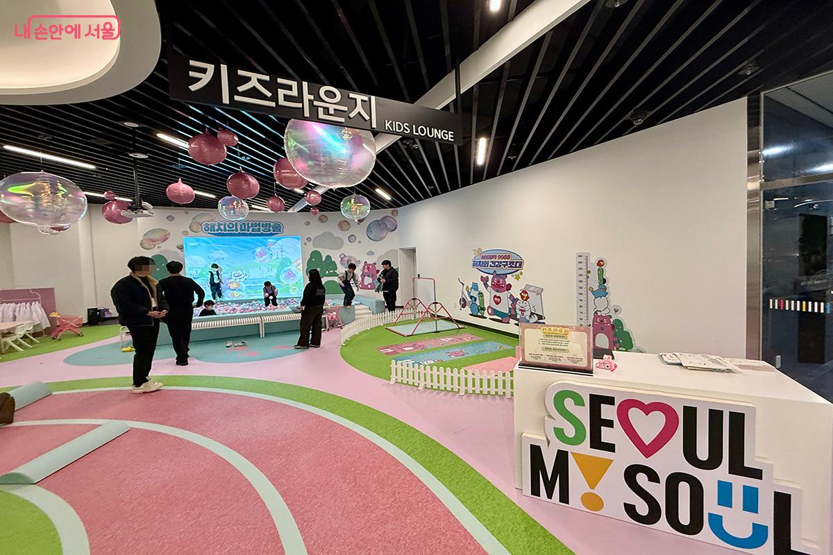 키즈라운지 공간 '해치의 건강구조대', '해치의 마법 방울', '덜달달 9988실험실'에서 어린이들이 즐거운 시간을 가졌다. &copy;김미정