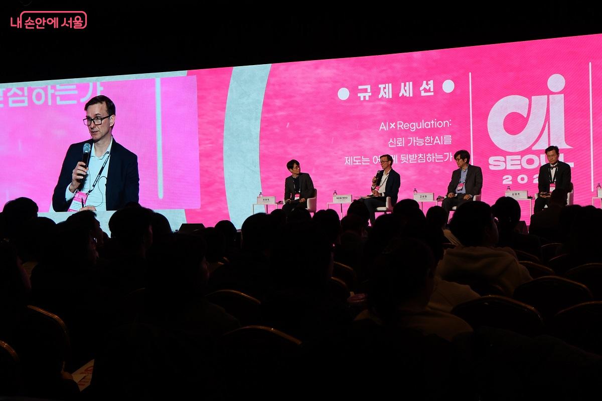 시민들의 AI를 향한 뜨거운 열기로 강당의 관중석은 이미 만석이 되었다. &copy;이봉덕  