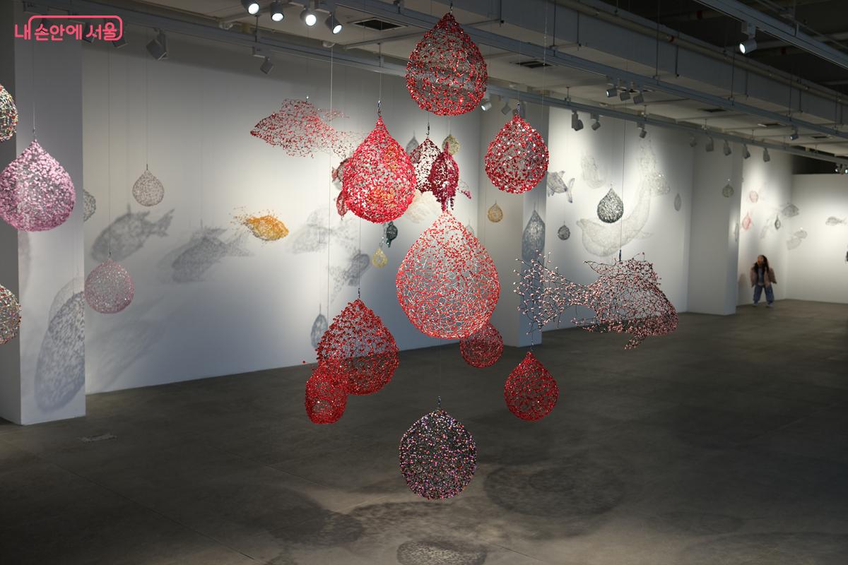  폐플라스틱 빨대와 폐스티로폼 등을 활용하여 만든 설치 작품들이다. &copy;박우영