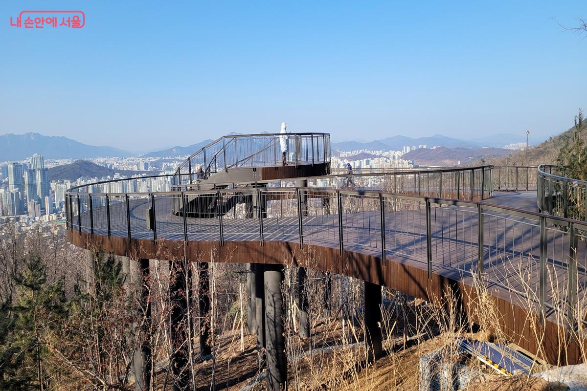 하늘전망대에서는 겨울철 맑은 날 서울 도심 전경을 한눈에 조망할 수 있다. ⓒ조연