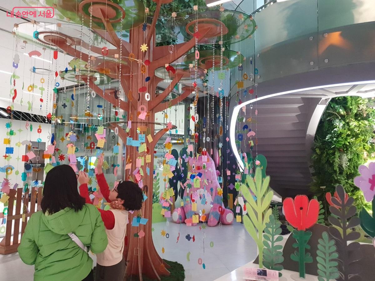 시민들의 소망이 가득 걸린 소망나무 &copy;엄윤주