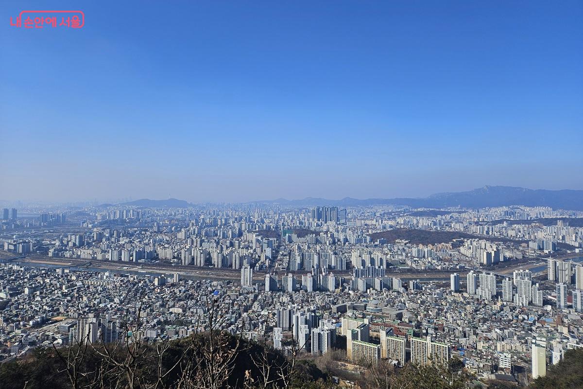 중랑둘레길 중간중간 중랑구의 전경을 관람할 수 있는 지점이 있다. &copy;마가은