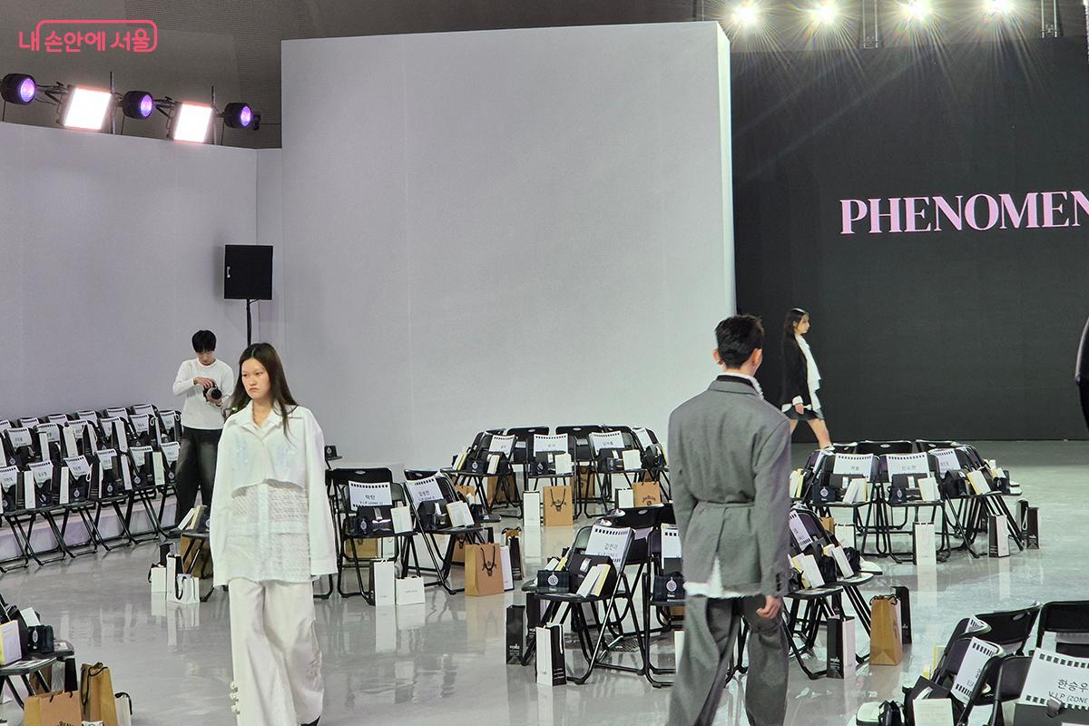 이날 발표에서 독창적인 오리지널 프린팅과 유니크한 그래픽 아트워크를 선보였다. &copy;이혜숙