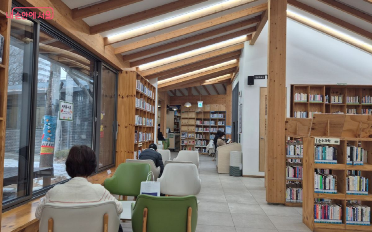 도서관 이용객들 모습 &copy;조현정