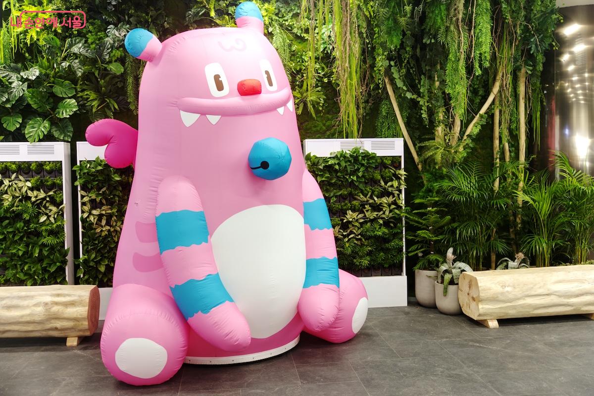 서울갤러리 중앙에 대형 해치가 있어 포토존 역할을 해주고 있다