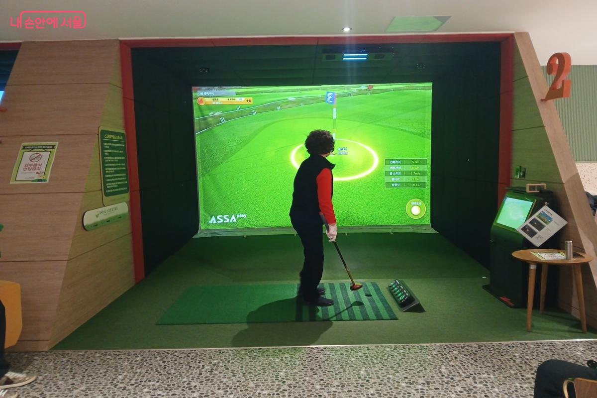 인기가 많은 내곡 느티나무쉼터 스크린 파크골프 &copy;최은영 