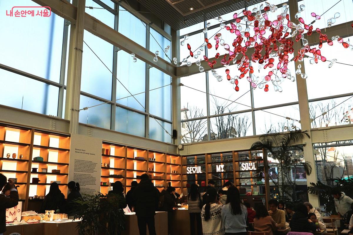 기념품 가게에서는 감각적인 공예품과 박물관의 정체성을 담은 독창적인 상품을 선보인다. &copy;김대진 