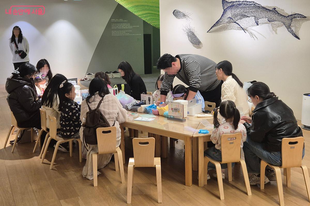 3층 &lsquo;아이들스튜디오&rsquo;에서는 9세 이하 어린이를 대상으로 한 체험형 전시, 공예 창작활동, 워크숍도 운영된다. &copy;백승훈