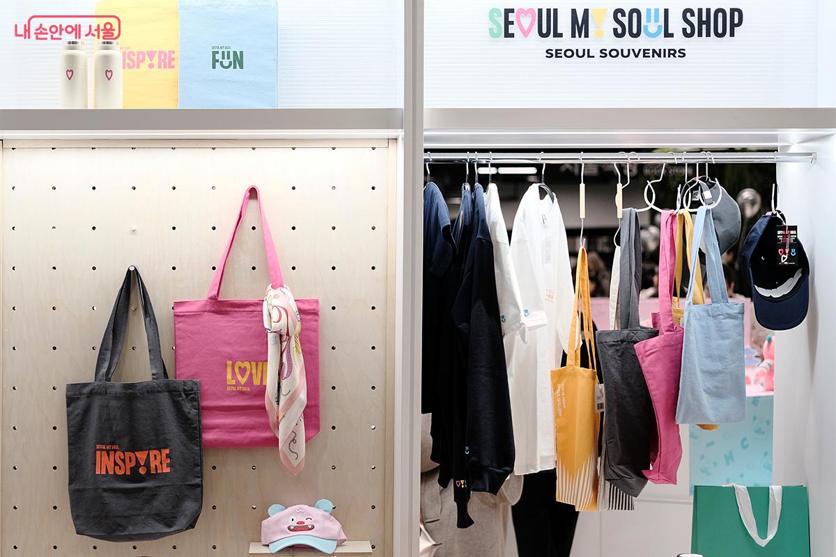 서울 브랜드 컬러와 슬로건을 담은 에코백 &copy;김아름